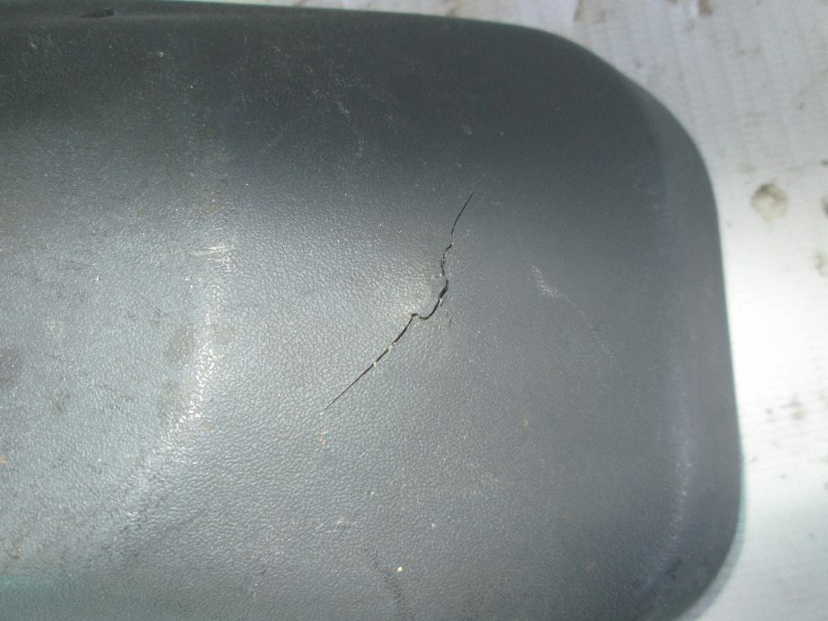 крышка замка ленты топливного бака б/у \ трещина - 2